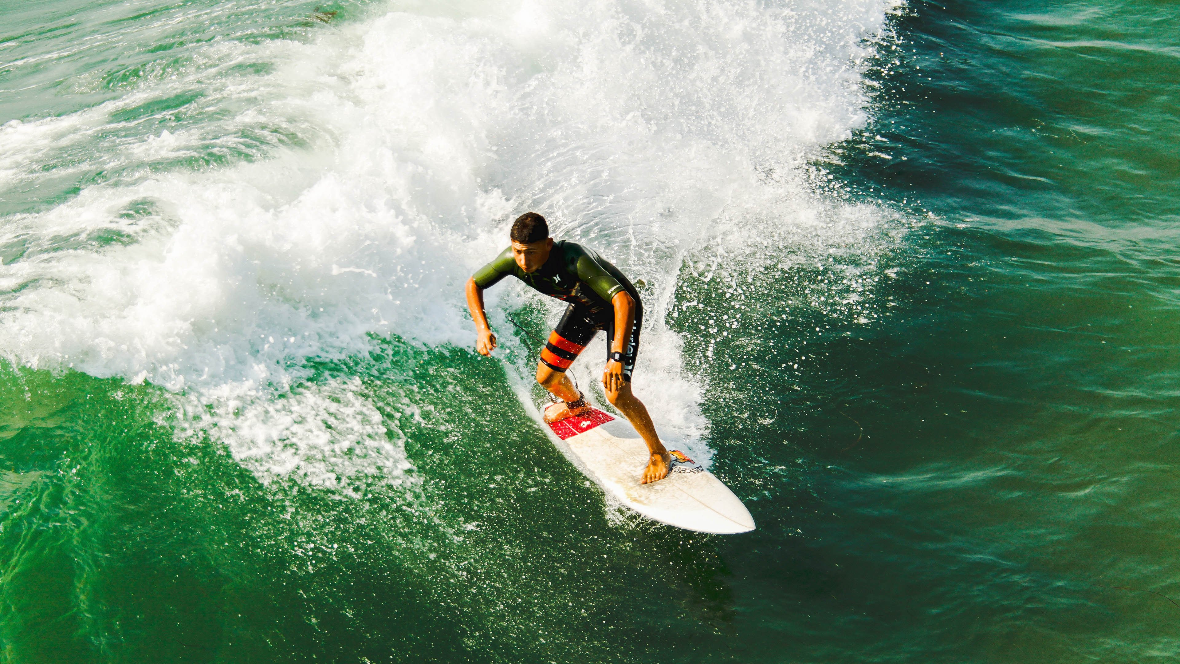 乐鱼体育app-C罗训练中与小球迷互动温馨一刻，c罗小球迷感动瞬间